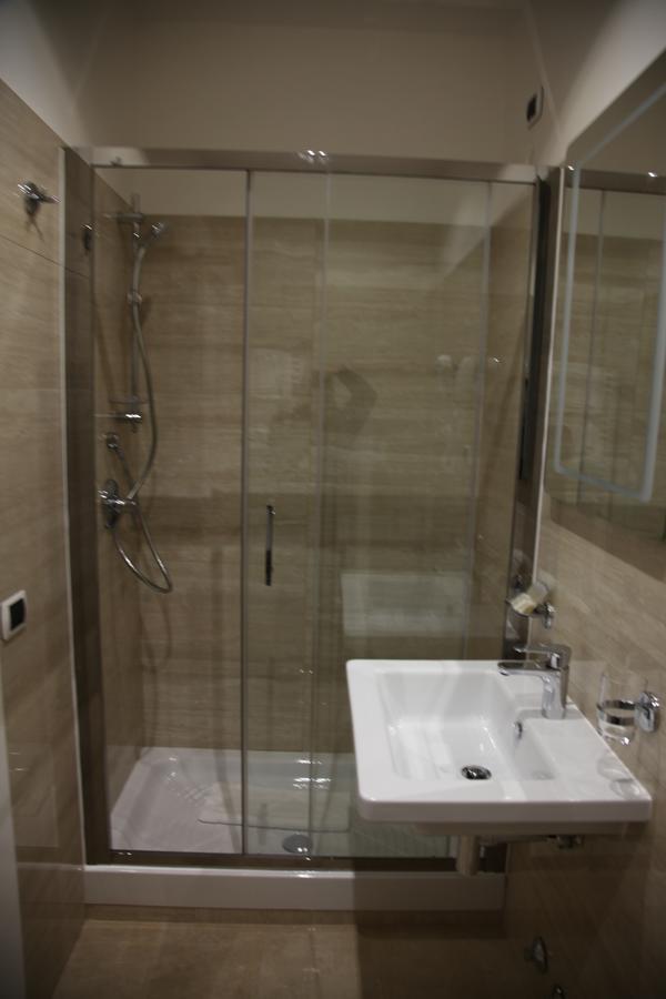 Single Room Bathroom,943529095:JPEG
